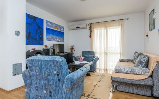 Vibrant Apartment in Vir near Sea