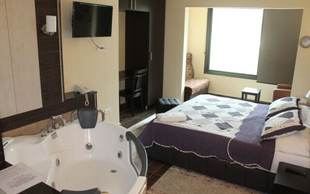 Aristo House Hotel