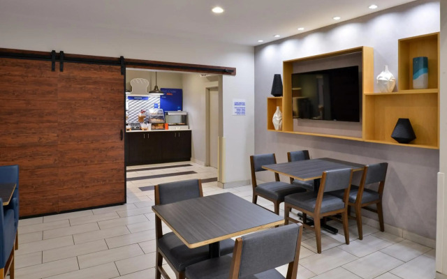 Holiday Inn Express Farmington - Bloomfield by IHG