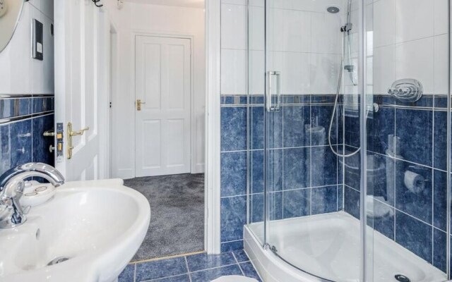 Impeccable 4-bed Apartment in Hornchurch