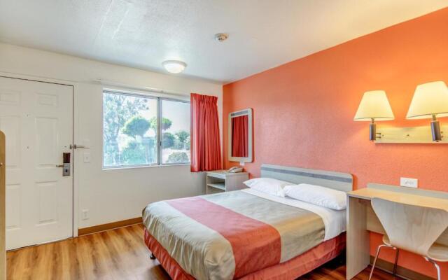 Super 8 by Wyndham Tracy