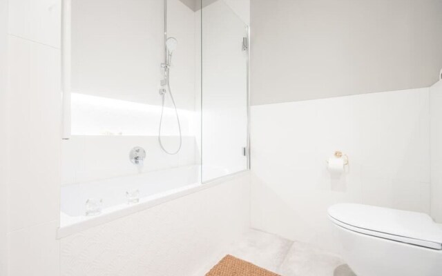 oompH Warsaw Central Street Art Apartments