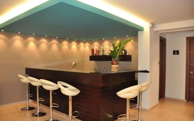 Saronis Hotel
