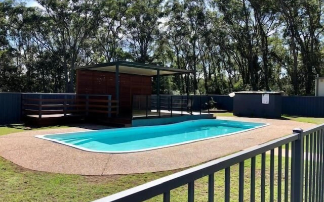 Bull 'n' Bush Hotel Motel