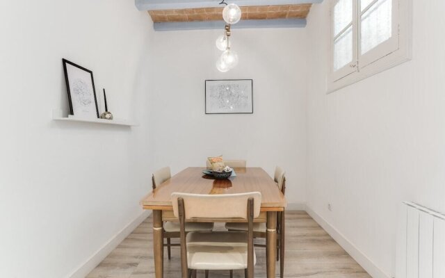 New! Bright 2 Bed Easily Connected to the Center
