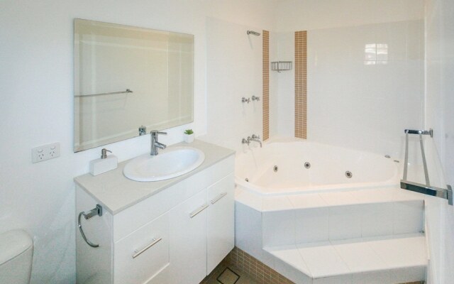 Khione 6 - Modern 2 bedroom Townhouse