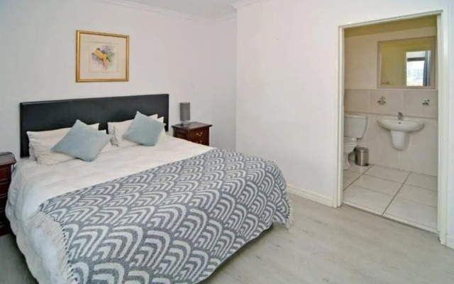 Great 2 bedroom, serviced apartment, views, pool!