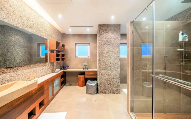 Ultimate Luxury sea front villa with private pool Palm Jumeirah