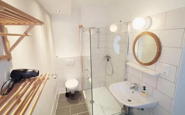 DMG - 'Funky First Floor' Unique Mountain Apartment