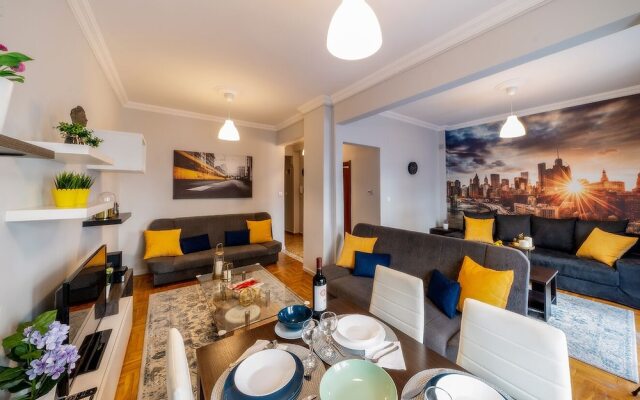 Corona Deluxe Apt Must