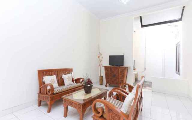 OYO 1680 Dahlia Guesthouse Near RSI Hidayatullah