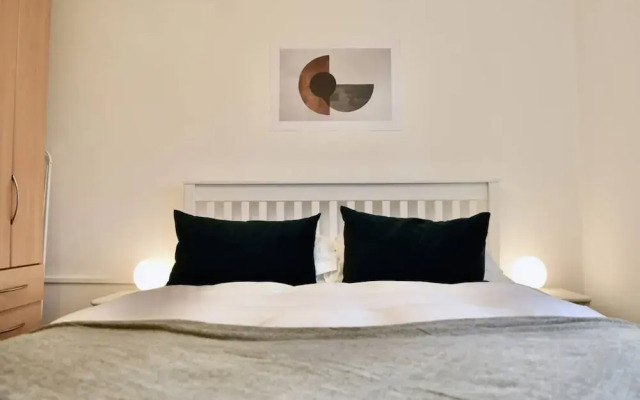 Chic London Apartment Minutes From Station