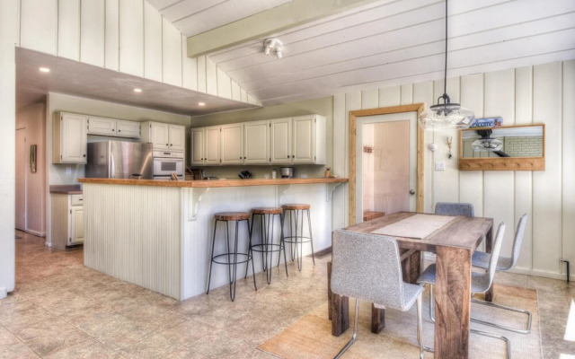 Firefly  - Walk To Beach 3 Bedroom Cabin by RedAwning