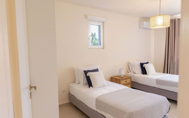 Phaedrus Living: Seaside Thalassa Cretan 103