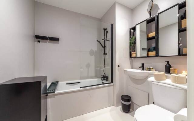 Beautiful Modern Apartment Centrally Located