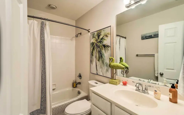 3rd-floor Riverfront Condo: Walk to Downtown Eats!