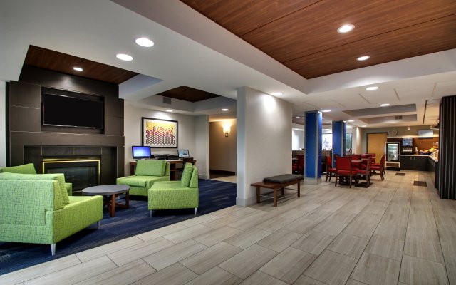 Holiday Inn Express & Suites - Interstate 380 at 33rd Avenue, an IHG Hotel