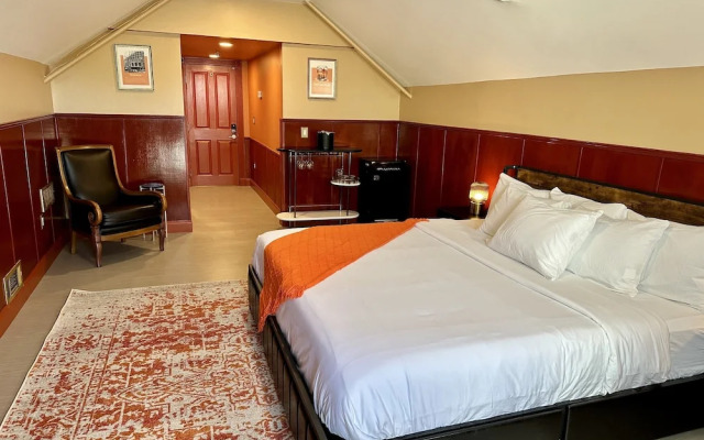 Peninsula Bed & Cocktails