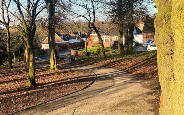 Modern 2 Bedroom Apartment Near M6