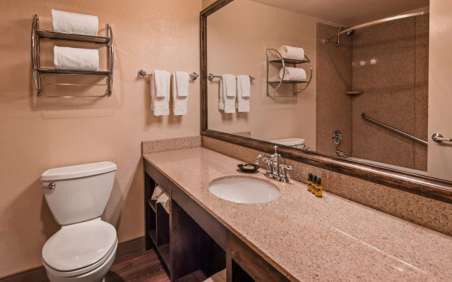 Best Western Plus Rivershore Hotel