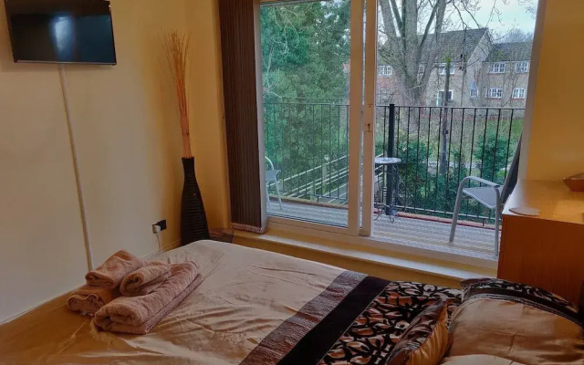 Waterfront Apartment In The Heart Of St Neots