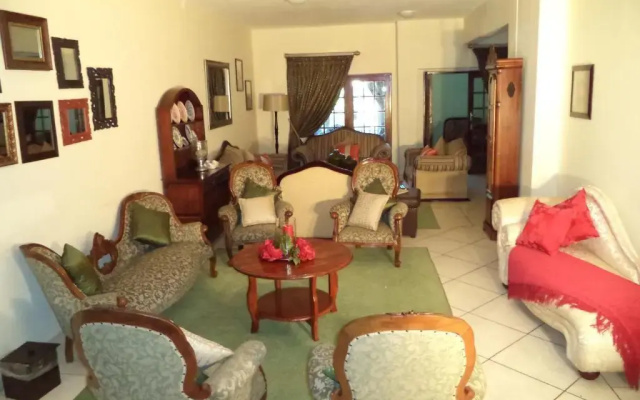 Heatherdale Guesthouse & Shuttle Services