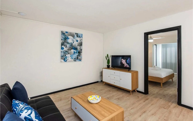 Modern 1 Bedroom Apartment Near the River and the City