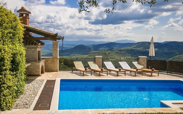 Detached Villa With Private Swimming Pool And Spectacular Views Of Motovun