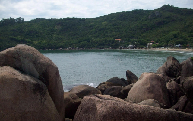 Apto 2 quartos no centro de Bombinhas, 130 metros praia