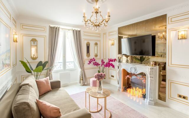 Luxury 2 Bedroom Apartment  Eiffel Tower