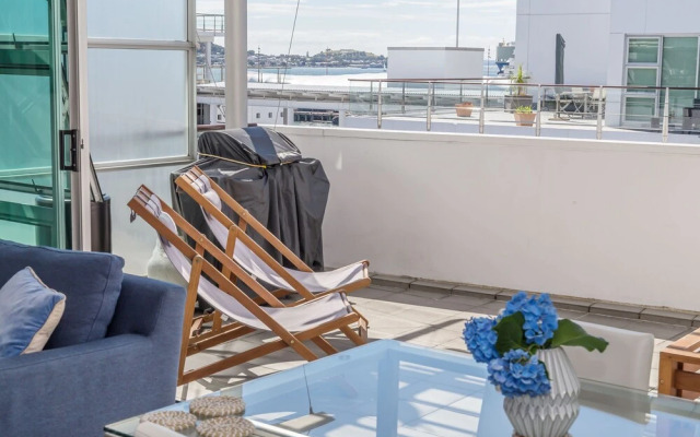 Elegant 2BR Princes Wharf Apartment
