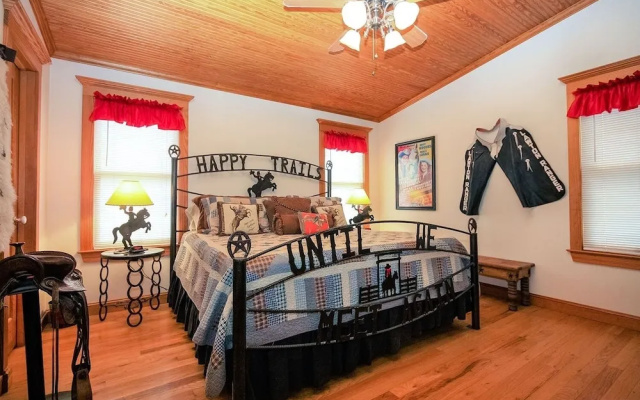Texana Guesthouse 3 Bedroom Home by Redawning