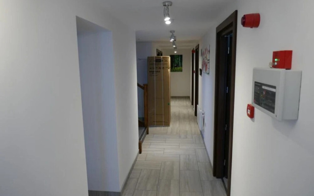 Immaculate 12-bed House Good Amenities in Wigan