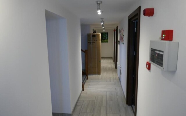 Immaculate 12-bed House Good Amenities in Wigan