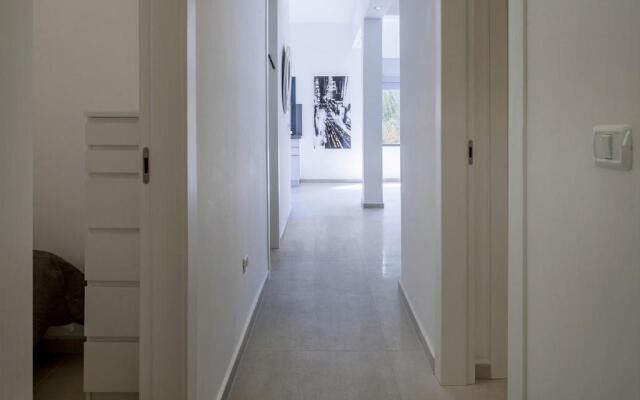 Brilliant 3BR in Shalom Aleichem 27 by HolyGuest