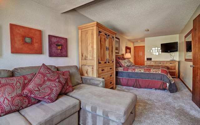 Amazing Ski in-out Condo With Mountain Views - FP114 by RedAwning