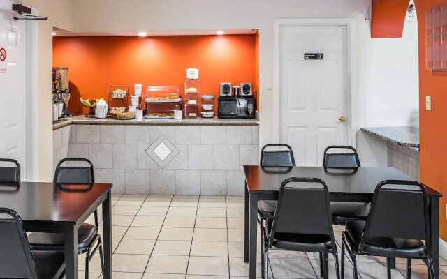 Econo Lodge Inn & Suites