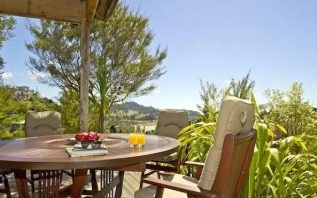 Treetop Oasis - Tairua Executive Holiday Home