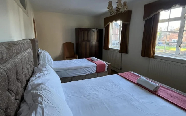 Unwind in Comfort at Cosy Caradus Free Parking