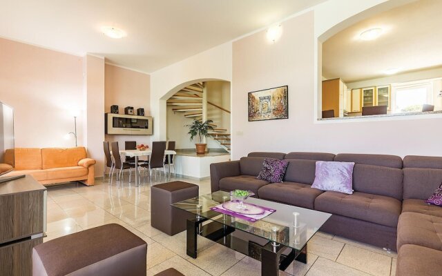 Stunning Home in Pula With Wifi and 6 Bedrooms