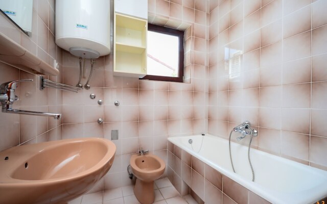 Apartments and Rooms Jaka