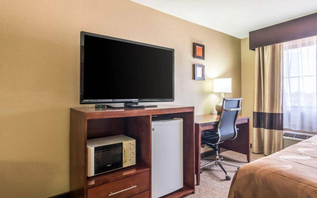 Quality Inn & Suites Salem Near I-57