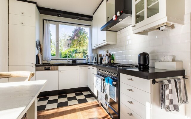 Modern Holiday Home in Monnickendam With Roofed Terrace