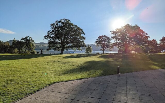 Lochside Lodge Retreat - Stunning Lakeside Escape