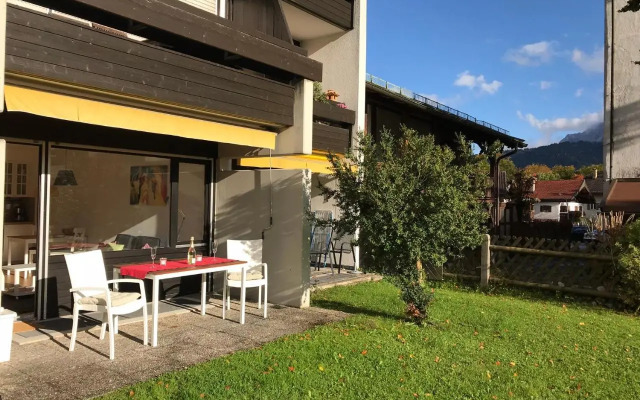 Central Garden-Mountain Apartment