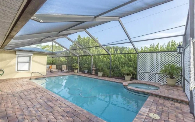 Tropical Retreat Pool Jet Spa WiFi 3 Br home by RedAwning