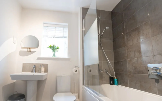Comfortable 5 Bedroom Detached House With Parking
