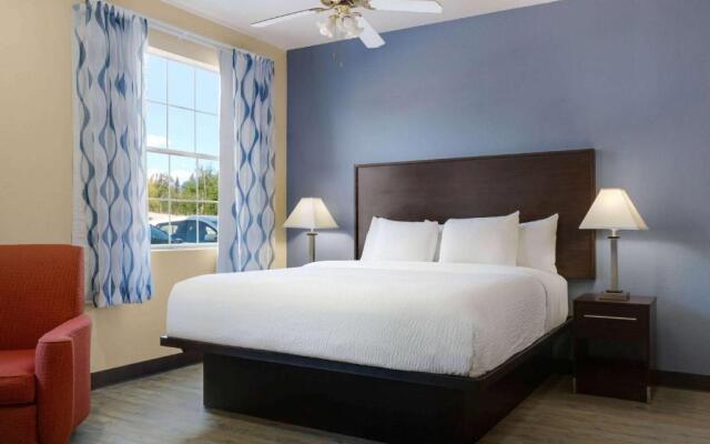 Days Inn & Suites by Wyndham DFW Airport South-Euless