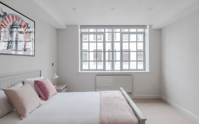 The Eyre Suite Five - Farringdon - by Frankie
