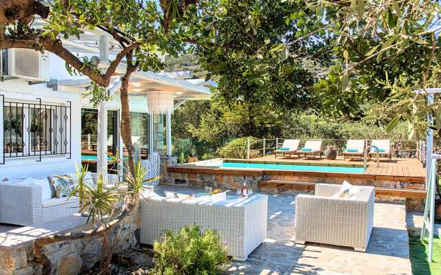 Cretan Lodge Private Heated Pool